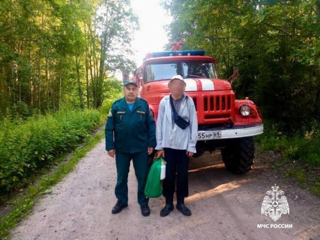Спасатели вывели из леса заблудившегося под Лихославлем мужчину Спасатели вывели из леса заблудившегося под Лихославлем мужчину
