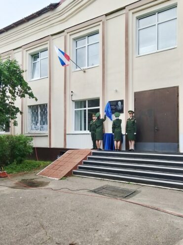 Андреаполь помнит: в администрации открыли мемориальную доску в память об умершем главе округа Николае Бараннике