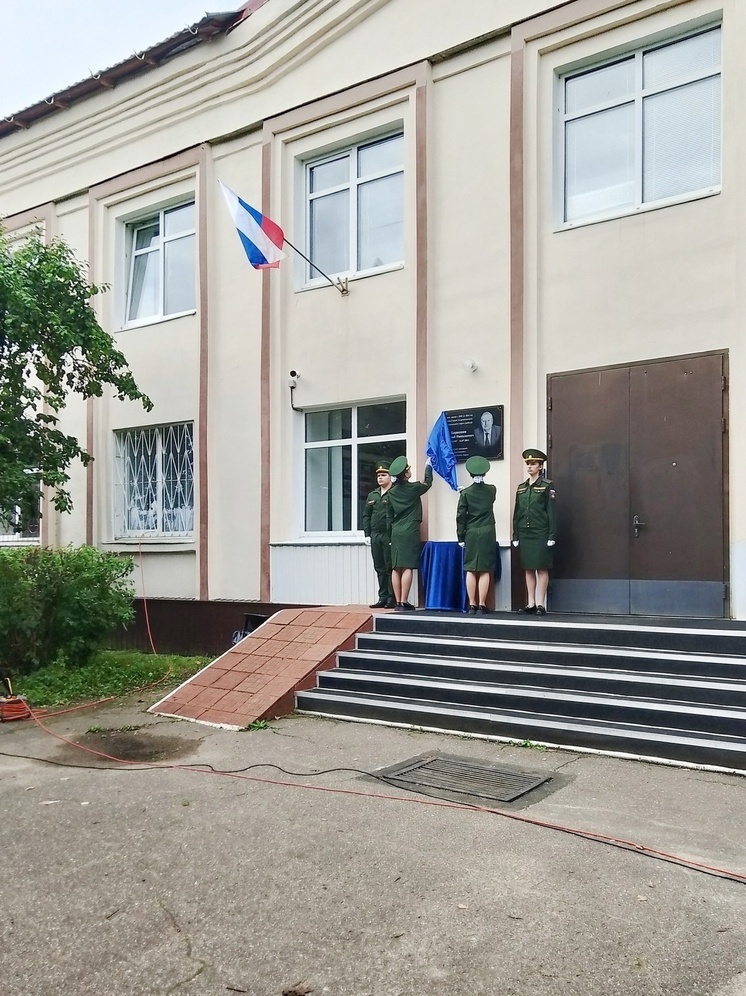 Андреаполь помнит: в администрации открыли мемориальную доску в память об умершем главе округа Николае Бараннике