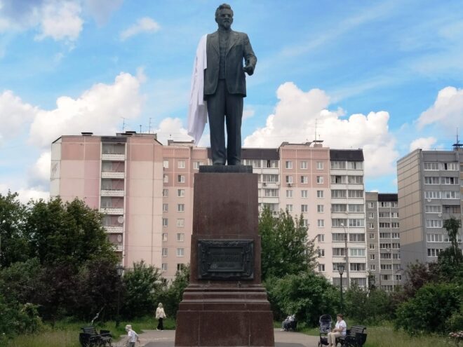 Выпускники тверского вуза вновь приодели памятник Выпускники тверского вуза вновь приодели памятник