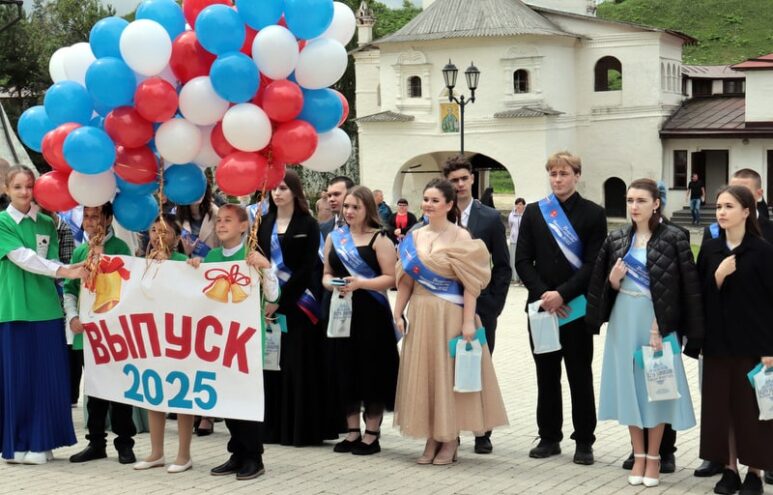 В День памяти святителя Иова в Старице напутствовали выпускников школ В День памяти святителя Иова в Старице напутствовали выпускников школ