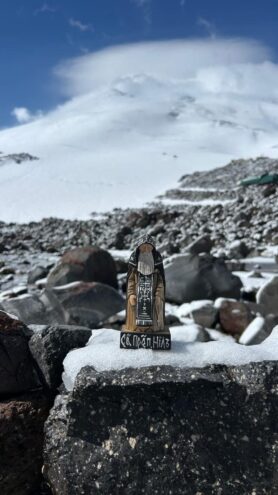Паломник из Тверской области идет на Эльбрус и несет с собой Нила Столобенского