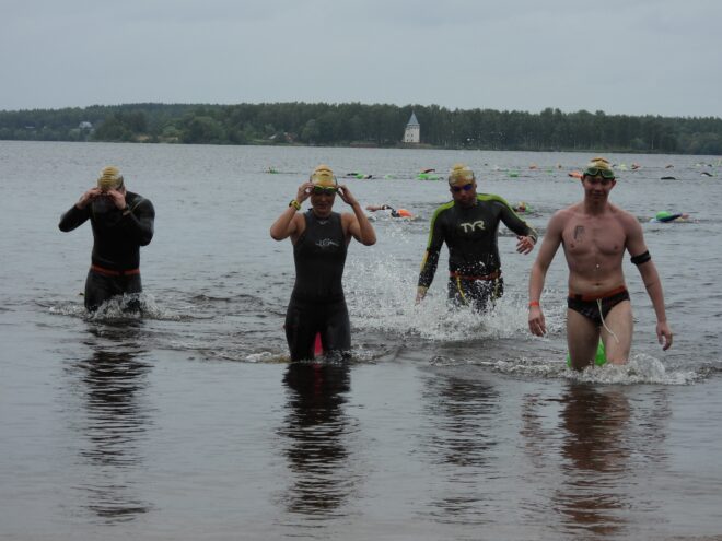 Холодная вода не оставила участников заплывов в открытой воде в Тверской области Холодная вода не оставила участников заплывов в открытой воде в Тверской области
