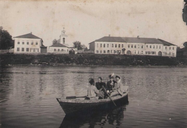 Стало известно, сколько стоил в Тверской области перевоз через реку на лодке