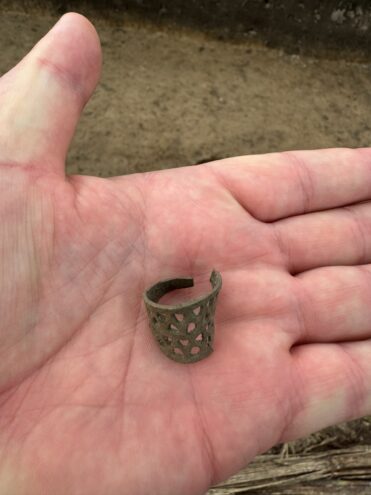 В Тверской области археологи раскопали кольцо 13 века