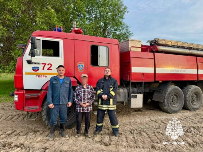 Тверские спасатели и волонтеры вывели из леса заблудившегося грибника