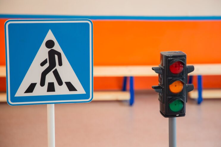 Школьников Тверской области призывают повторить правила безопасности на дорогах