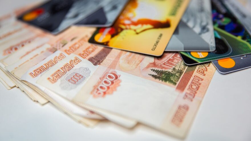 Центробанк ограничит период действия просроченных карт