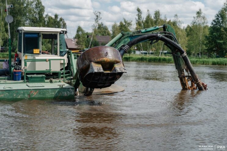 Со дна залива Иваньковского водохранилища удаляют иловые отложения Со дна залива Иваньковского водохранилища удаляют иловые отложения