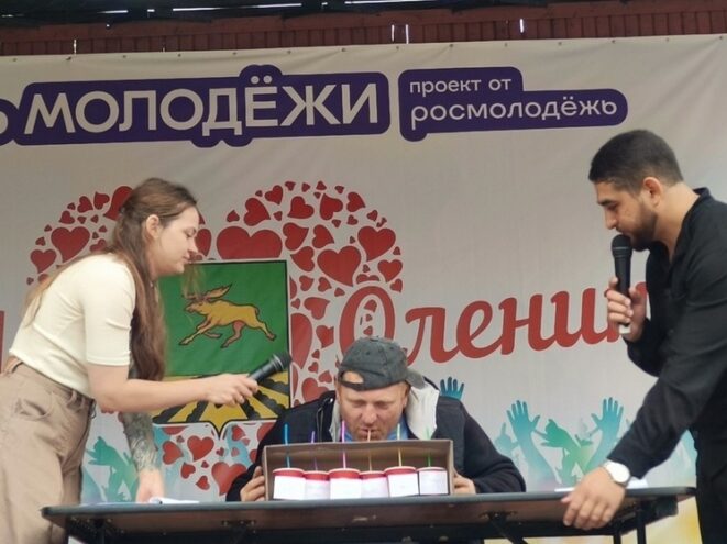 На Дне молодежи в Оленино угадывали напитки на вкус и очень быстро ели сосиски На Дне молодежи в Оленино угадывали напитки на вкус и очень быстро ели сосиски