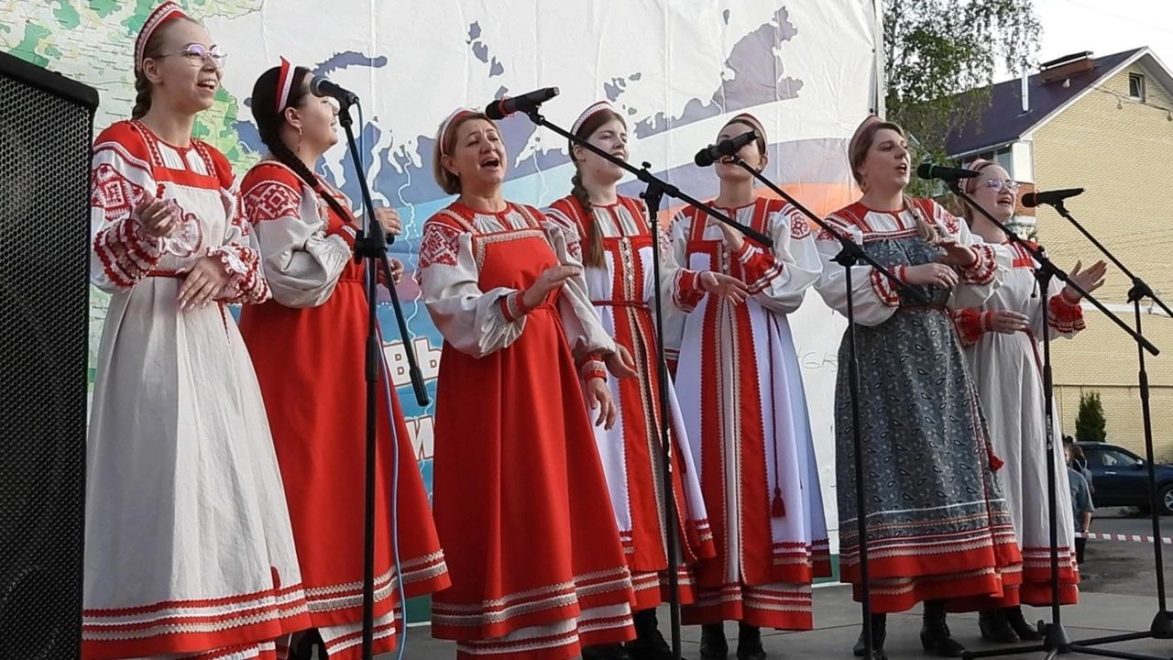 Лучшие народные ансамбли и сольные исполнители собрались в Калязине Лучшие народные ансамбли и сольные исполнители собрались в Калязине