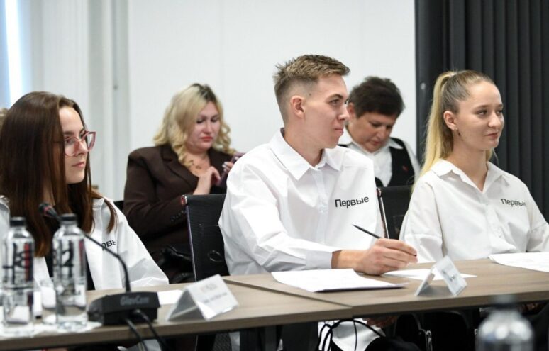 Активисты «Движения Первых» рассказали губернатору о новых проектах Активисты «Движения Первых» рассказали губернатору о новых проектах