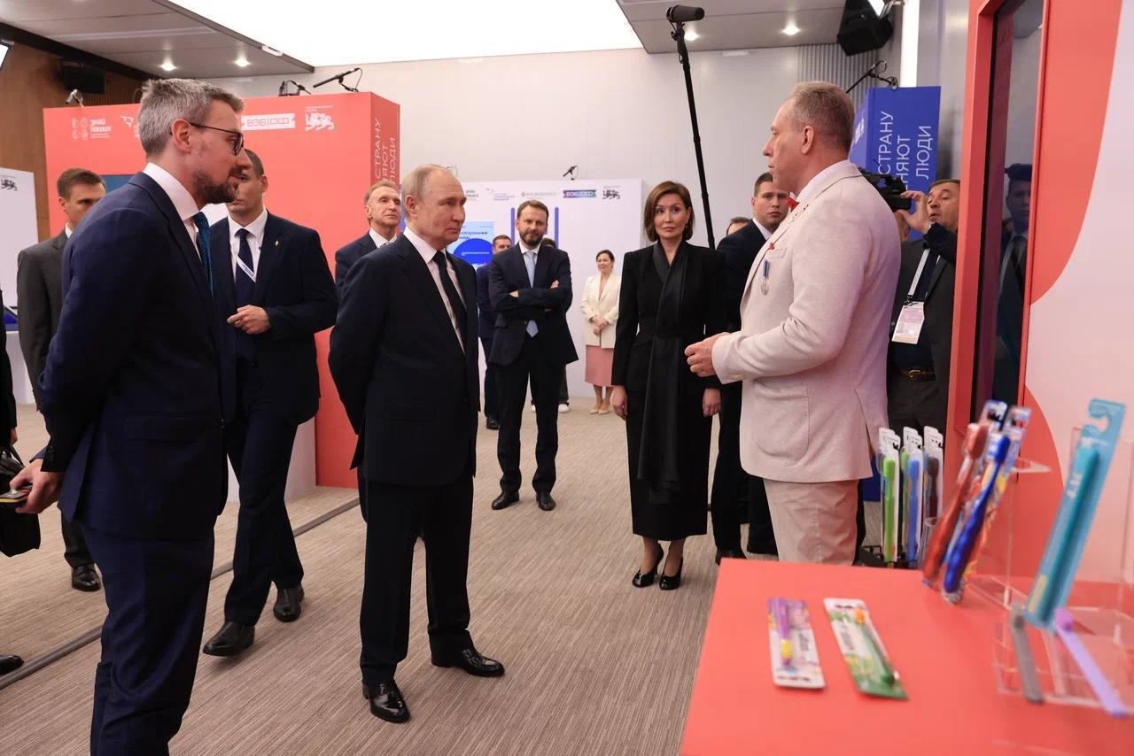 Президент РФ Владимир Путин оценил продукцию Верхневолжья на выставке «Знай наших» в Москве Президент РФ Владимир Путин оценил продукцию Верхневолжья на выставке «Знай наших» в Москве