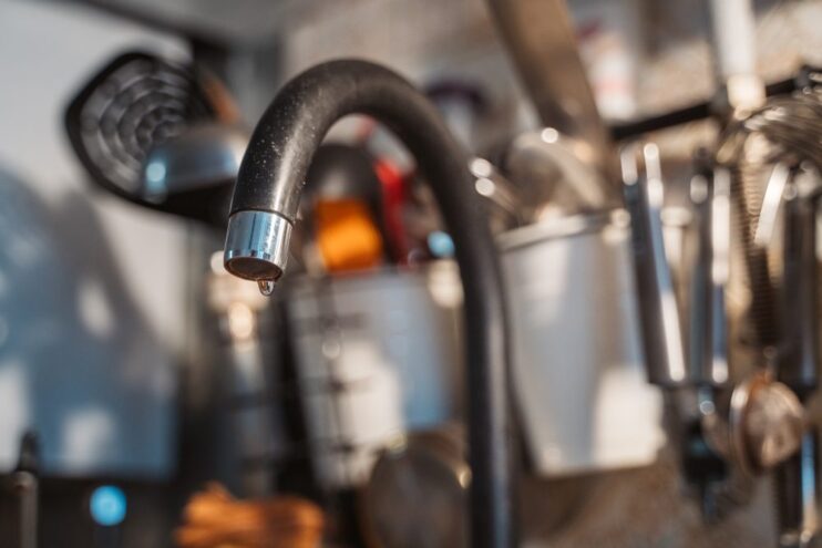 В поселке Конаковского округа отключат горячую воду