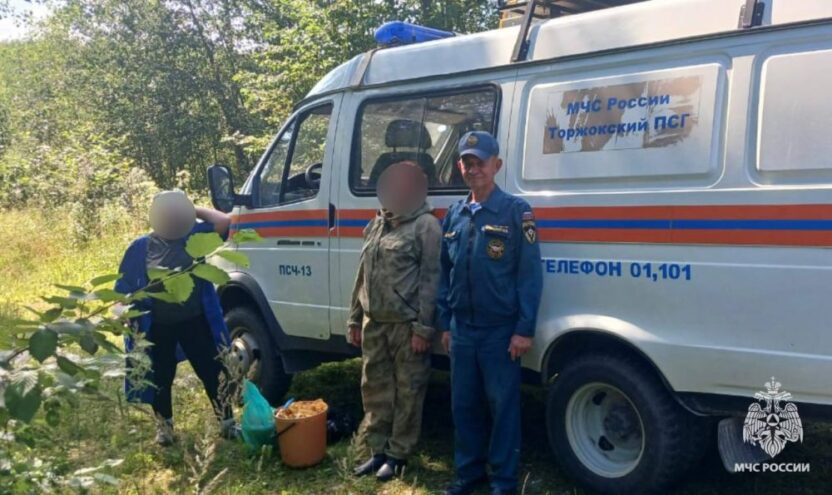 Сотрудники регионального МЧС вывели из леса пропавших грибников