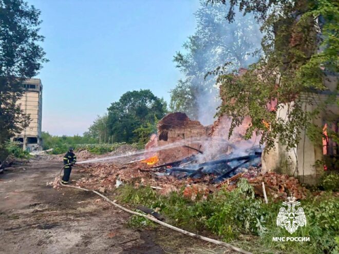 В Ржеве спасатели отстояли от огня неэксплуатируемое здание