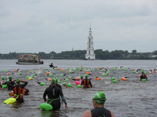 В Калязине на берегу Волги прошли заплывы