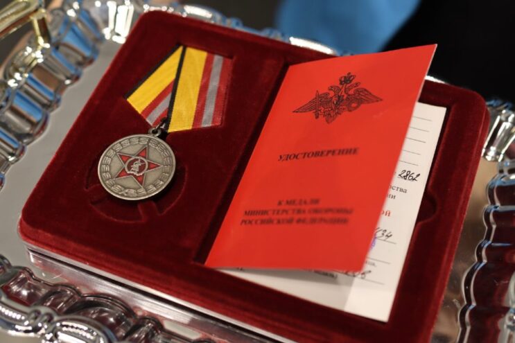 В Ржеве торжественно вручили медали двум участникам СВО