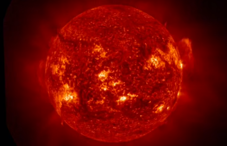 Солнце вновь выбросило гигантские протуберанцы: чем это грозит