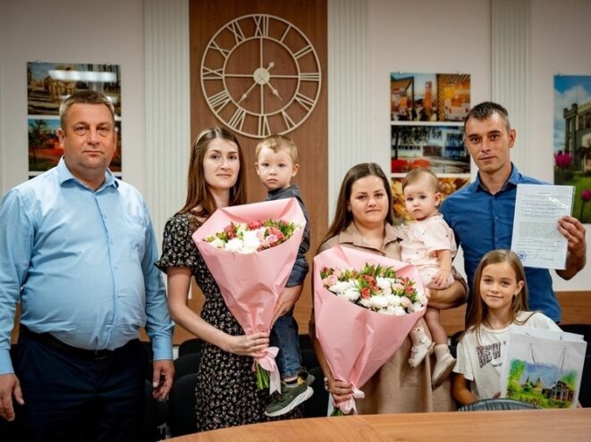 Две молодые семьи из Лихославля получили соцвыплату Две молодые семьи из Лихославля получили соцвыплату