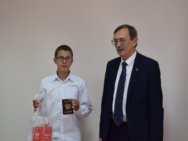 В Оленинском округе торжественно вручили первые паспорта подросткам В Оленинском округе торжественно вручили первые паспорта подросткам