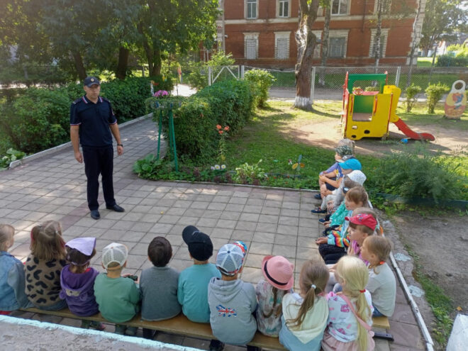 Полицейские и общественники провели «Зарядку со стражем порядка» для воспитанников детского сада в Осташкове