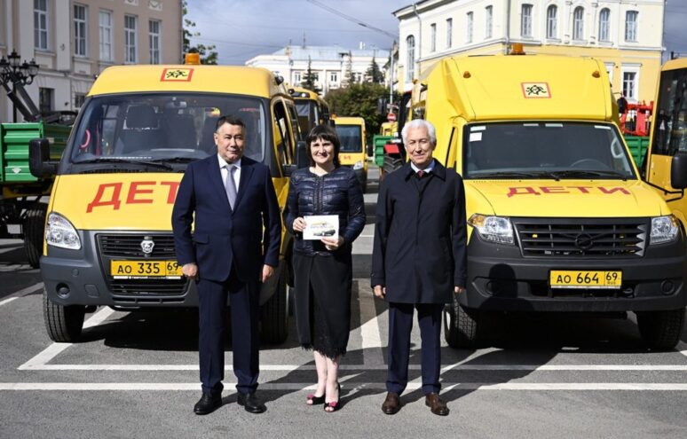 В Твери состоялась церемония вручения автотранспорта учреждениям образования Верхневолжья В Твери состоялась церемония вручения автотранспорта учреждениям образования Верхневолжья