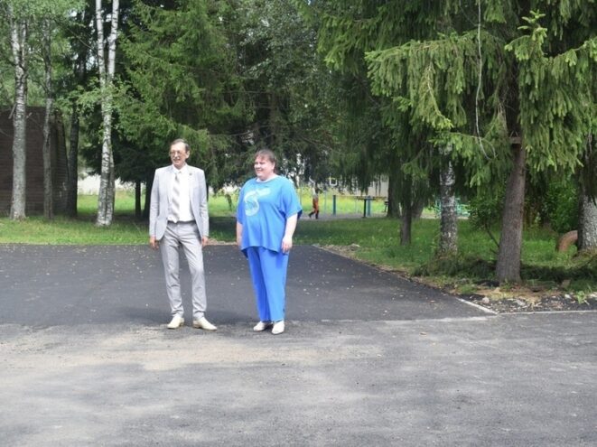 На новом плацу в школе в Оленино уложили асфальт На новом плацу в школе в Оленино уложили асфальт