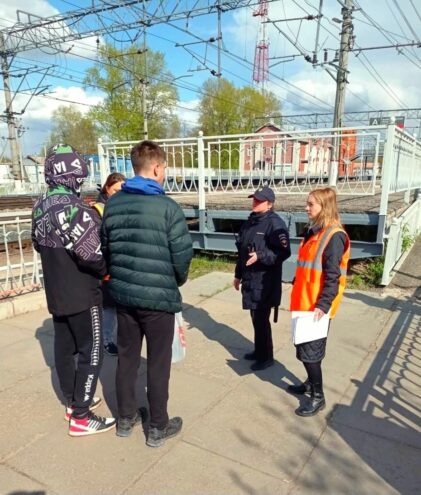 В Вышнем Волочке юным пассажирам напомнили о правилах поведения на железной дороге В Вышнем Волочке юным пассажирам напомнили о правилах поведения на железной дороге