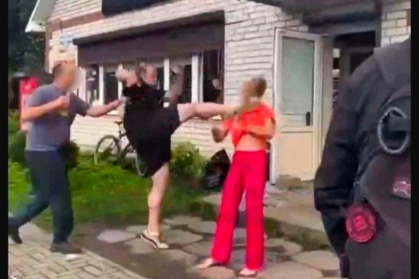 избил