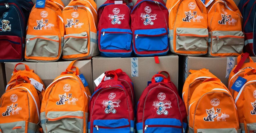 В Осташкове первоклассникам выдают школьно-письменные наборы В Осташкове первоклассникам выдают школьно-письменные наборы