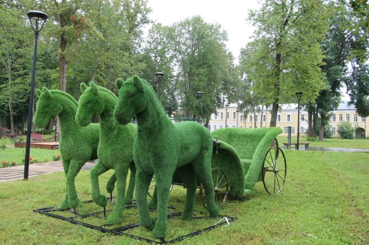 В Вышнем Волочке красуются зелёные лошади