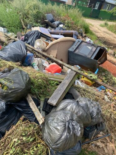 В Тверской области город уже два месяца зарастает мусором