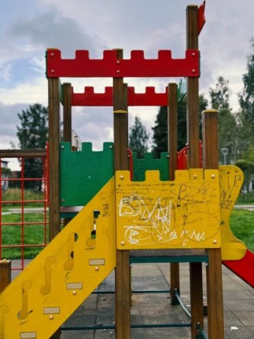 Вандалы продолжают громить детские площадки в Тверской области