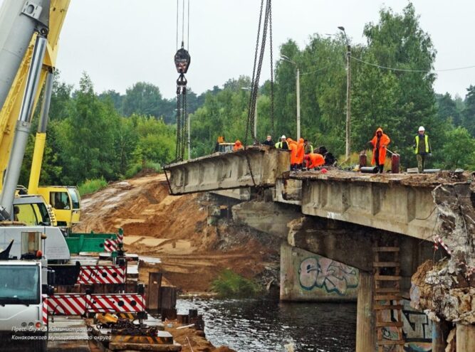 В Конаково Тверской области идет ремонт моста через Донховку В Конаково Тверской области идет ремонт моста через Донховку