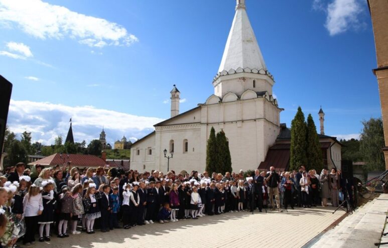 Губернатор Игорь Руденя и Виктор Христенко поздравили первоклассников Старицкого округа с наступающим Днем знаний Губернатор Игорь Руденя и Виктор Христенко поздравили первоклассников Старицкого округа с наступающим Днем знаний