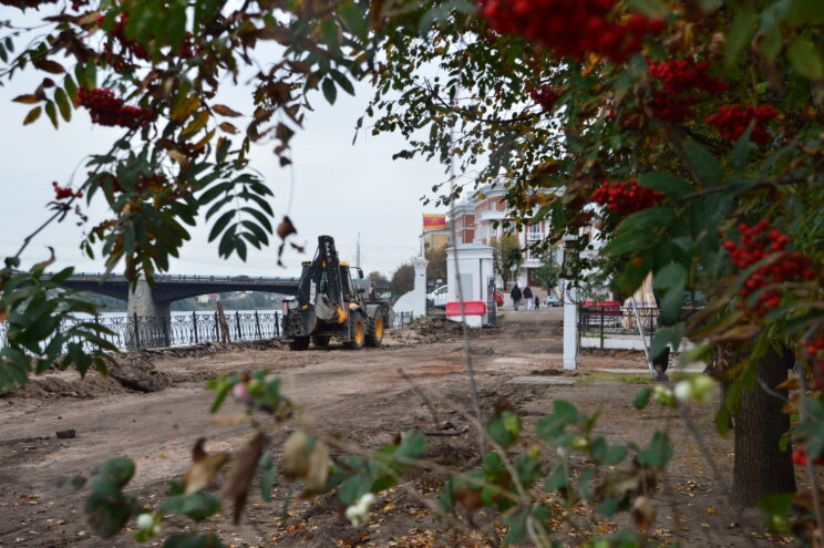 В Твери обновляют пешеходную зону Городского сада Городского сада