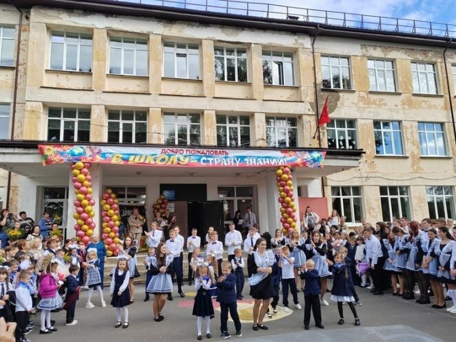 На линейке в Андреаполе школьники читали стихи и танцевали На линейке в Андреаполе школьники читали стихи и танцевали