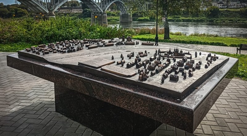В Старице у Свято-Успенского монастыря открыли панораму города начала XX века В Старице у Свято-Успенского монастыря открыли панораму города начала XX века