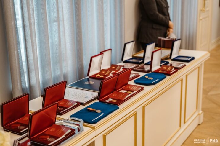 Губернатор в День Государственного флага России вручил награды жителям Верхневолжья