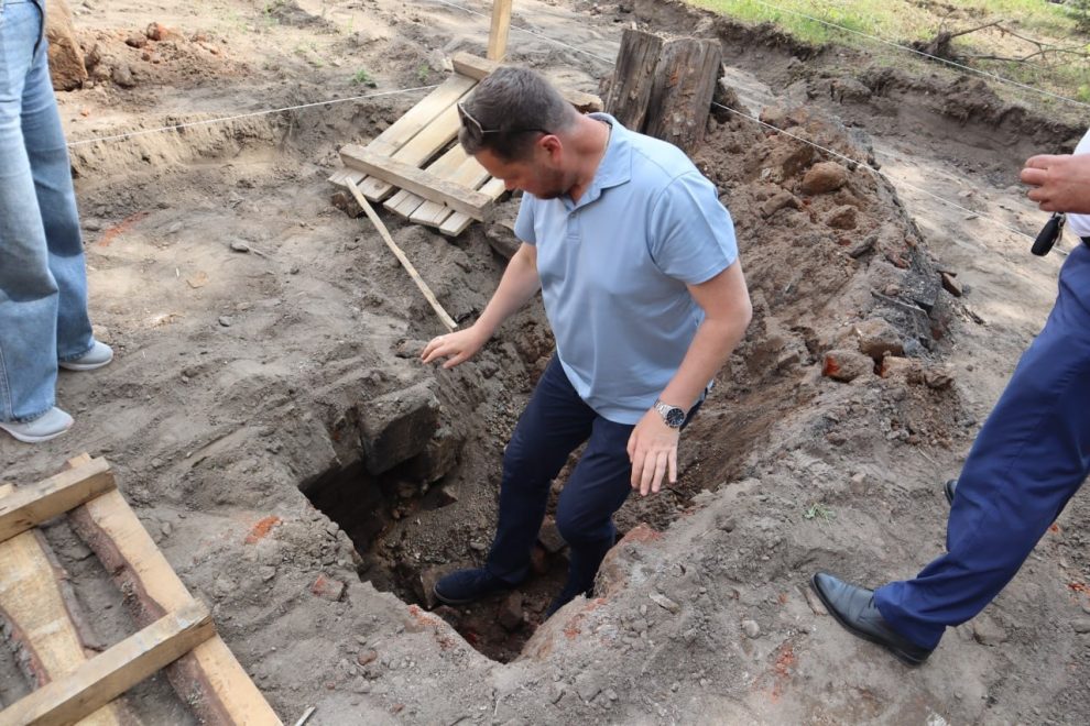 На раскопках в Тверской области был обнаружен ледник На раскопках в Тверской области был обнаружен ледник