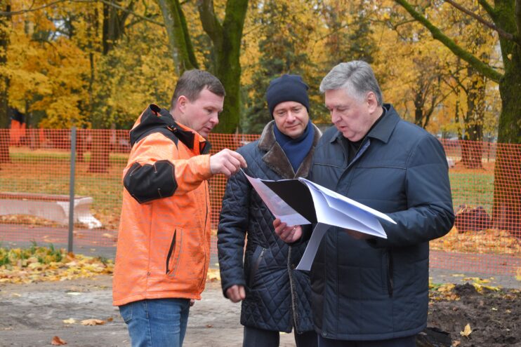Глава города Твери Алексей Огоньков проверил установку новых игровых комплексов Глава города Твери Алексей Огоньков проверил установку новых игровых комплексов