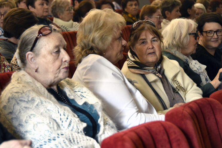 В Твери чествовали представителей старшего поколения в Международный день пожилых людей В Твери чествовали представителей старшего поколения в Международный день пожилых людей