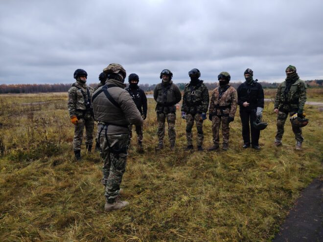 Сотрудники спецназа ФСИН отработали беспарашютное десантирование с вертолета Сотрудники спецназа ФСИН отработали беспарашютное десантирование с вертолета