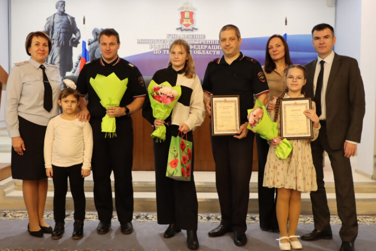 В Тверской области наградили победителей конкурса детского рисунка «Мои родители работают в полиции» В Тверской области наградили победителей конкурса детского рисунка «Мои родители работают в полиции»