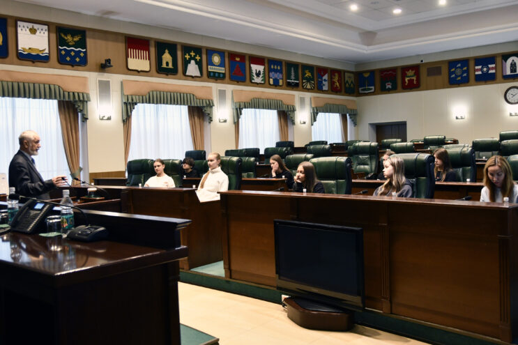 Учащиеся академической гимназии имени П. П. Максимовича посетили Законодательное Собрание Тверской области Учащиеся академической гимназии имени П. П. Максимовича посетили Законодательное Собрание Тверской области