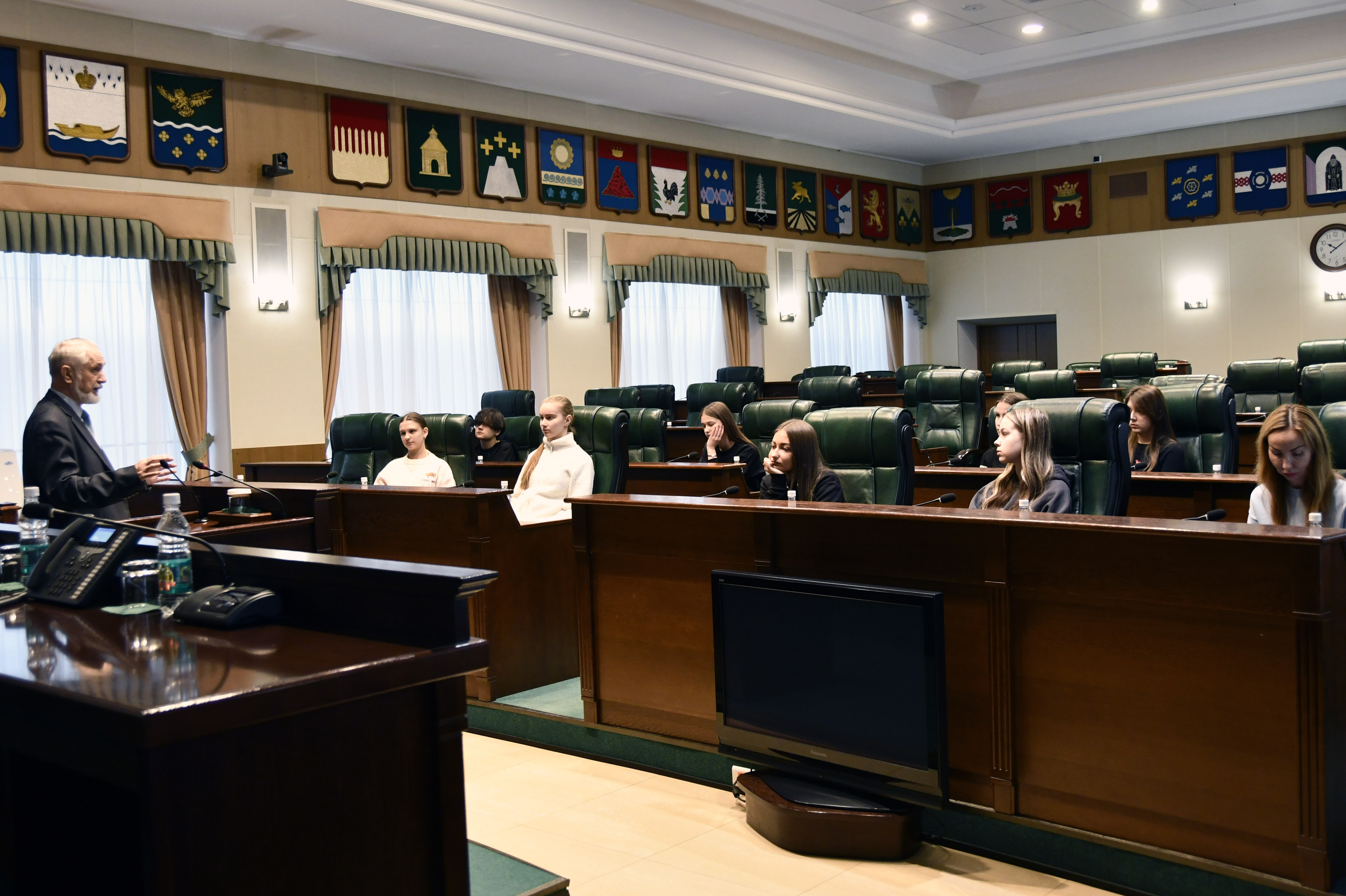 Учащиеся академической гимназии имени П. П. Максимовича посетили Законодательное Собрание Тверской области