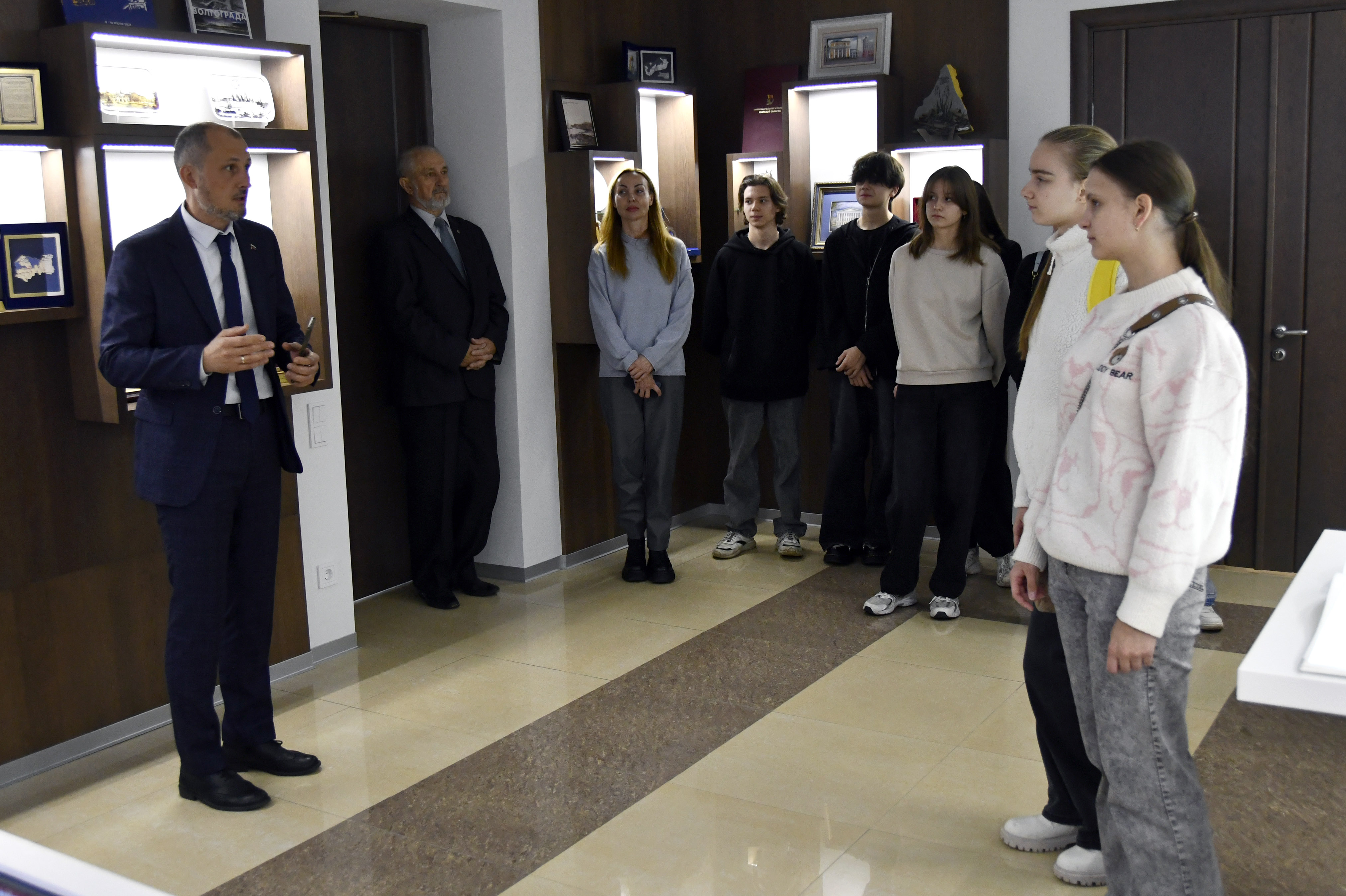 Учащиеся академической гимназии имени П. П. Максимовича посетили Законодательное Собрание Тверской области