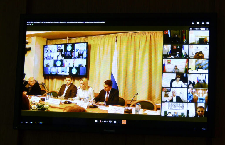 Круглый стол в Госдуме обсудил роль религиозных и общественных объединений в социальной адаптации граждан в трудной ситуации Круглый стол в Госдуме обсудил роль религиозных и общественных объединений в социальной адаптации граждан в трудной ситуации