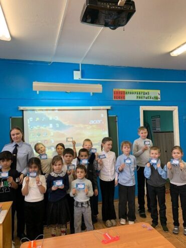 Лихославльским детям напомнили о правилах дорожного движения Лихославльским детям напомнили о правилах дорожного движения